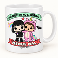 Taza blanca de cerámica con el diseño Lo nuestro no es normal. Menos mal